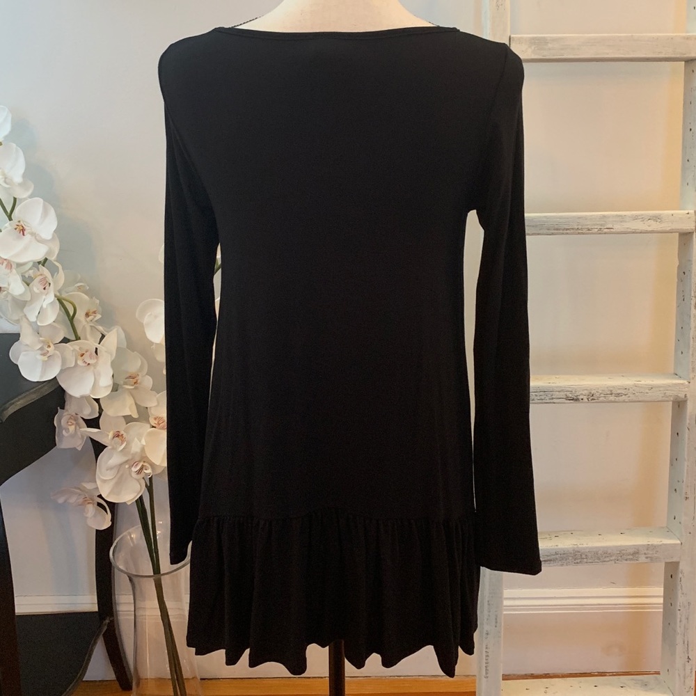 Store Closing!! Black High Low Ruffle Bottom Top - Picture 6 of 7